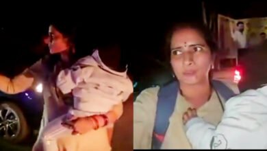 Viral : చంకన బిడ్డతో ట్రాఫిక్ క్లియర్ చేసిన కానిస్టేబుల్.. ప్రశంసల జల్లు..!