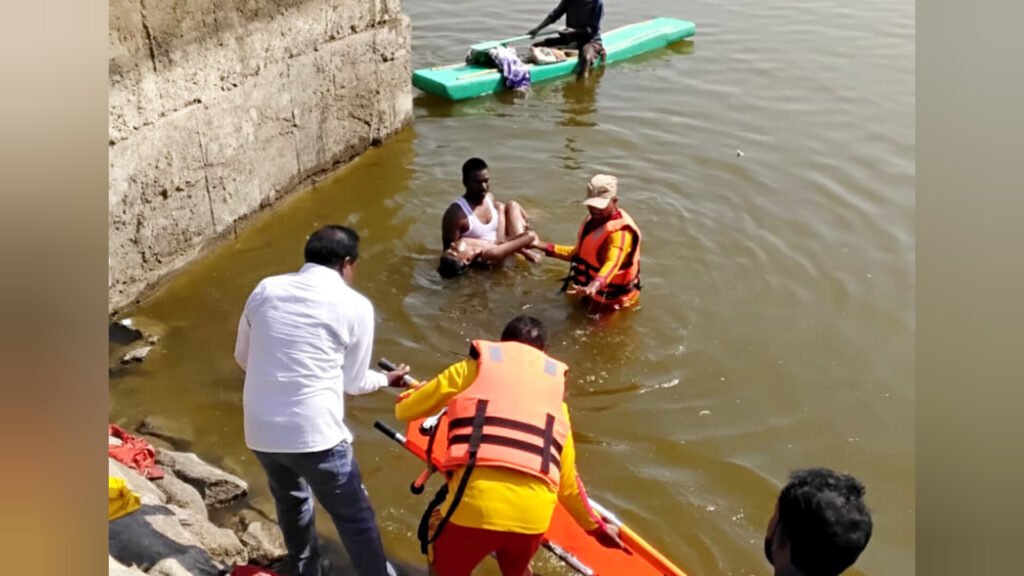 Breaking :హోలీ సంబరాల్లో అపశృతి.. చెరువులో పడి బాలుడి మృతి..!