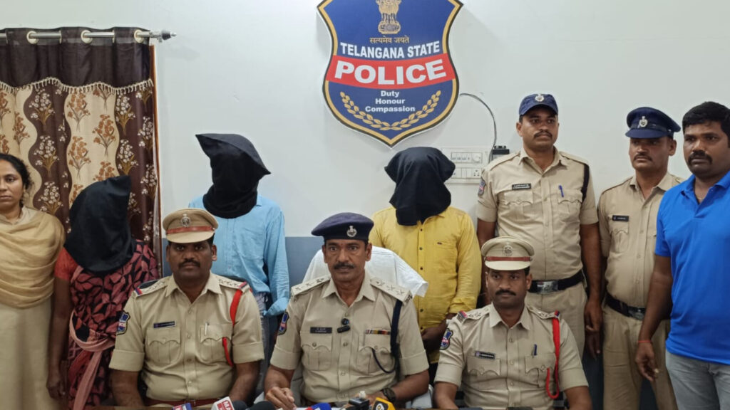 Vikarabad : వికారాబాద్ జిల్లాలో అమానుష ఘటన.. వృద్ధురాలి నగలపై కన్నేసిన జంట, హత్య చేసి ఆపై ఏం చేశారో తెలిస్తే షాక్..!