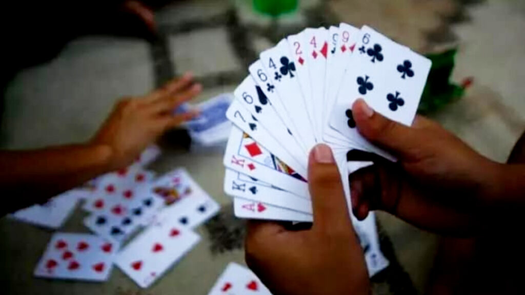 Nizamabad : పేకాట స్థావరంపై పోలీసుల మెరుపు దాడి..!