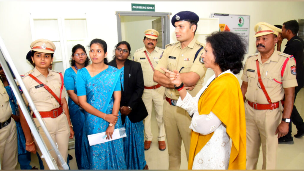 Karimnagar : భరోసా కేంద్రం ఆకస్మిక తనిఖీ చేసిన అడిషనల్ డీజీపీ చారు సిన్హా..!