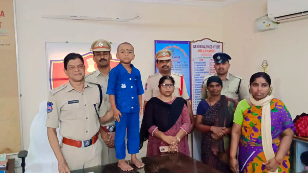 Miryalaguda : అదృశ్యమైన ఏడేళ్ల చిన్నారి.. తల్లి వద్దకు చేర్చిన పోలీసులు..!