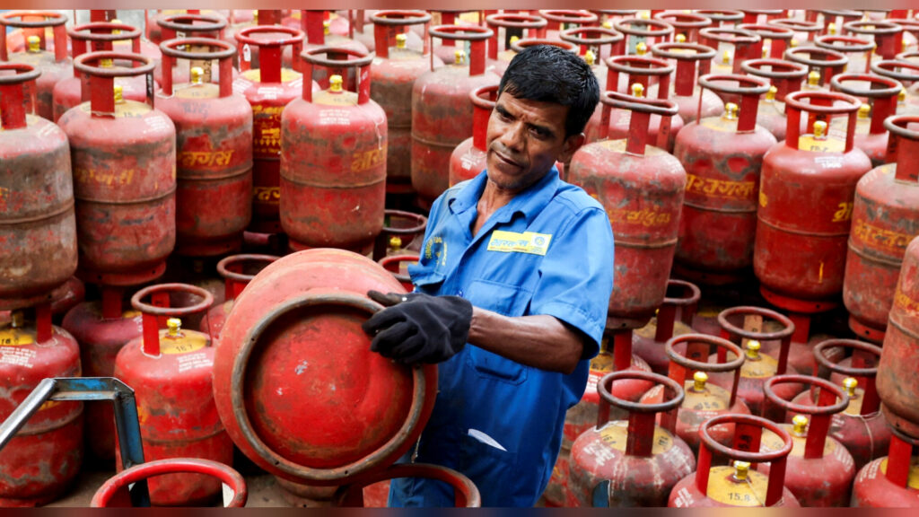 LPG : మరోసారి పెరిగిన గృహ వినియోగ గ్యాస్ సిలిండర్ ధర..!