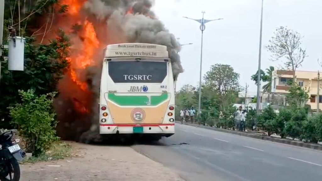 Karimnagar : కరీంనగర్ లో పెను ప్రమాదం.. టీజీఎస్ఆర్టీసీ ఎలక్ట్రిక్ బస్సు దగ్ధం..!