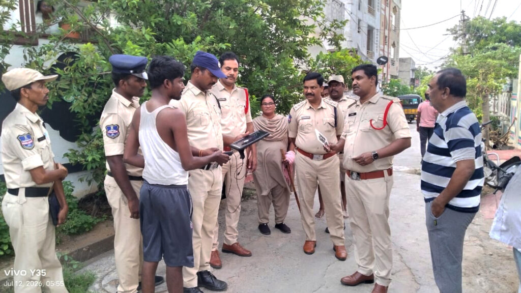 Suryapet : సూర్యాపేట చర్చికాంపౌండ్ లో పోలీసుల అష్ట దిగ్బంధనం.. ఒక్క ఇంటిని వదలకుండా తనిఖీ..!
