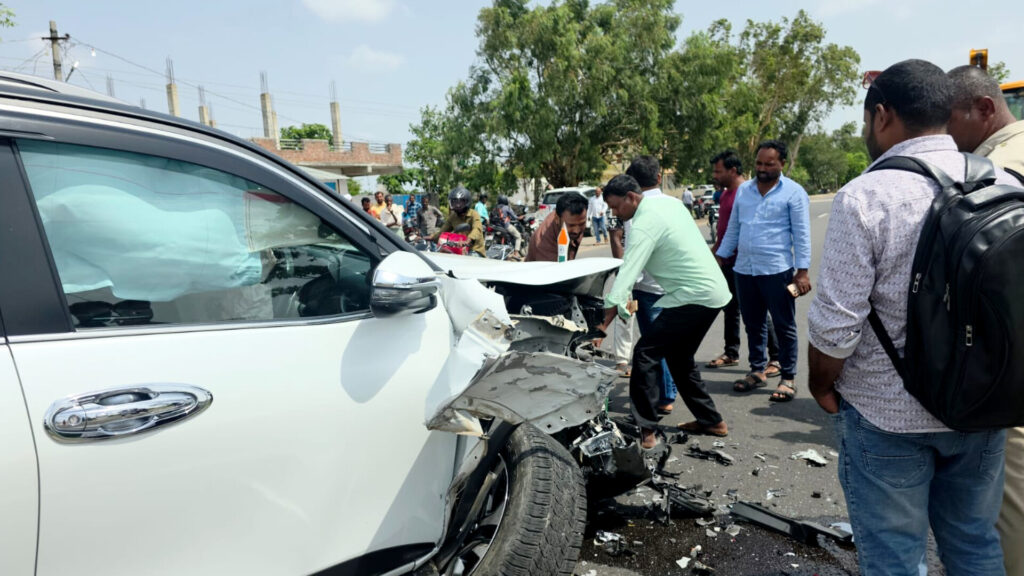 హైదరాబాద్ – శ్రీశైలం రహదారిపై ఎదురెదురుగా ఢీకొన్న కార్లు..!