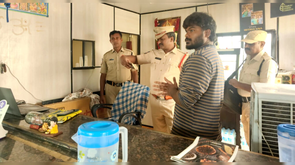 Cafe : కేఫ్‌ల గుట్టురట్టు.. పోలీసుల మెరుపు దాడులు..!
