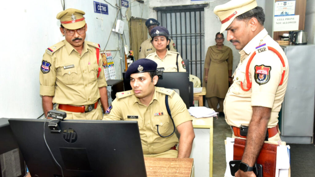 కరీంనగర్ సిపి కీలక ఆదేశాలు.. కొత్తపల్లి పోలీస్‌స్టేషన్‌పై ఆకస్మిక తనిఖీ.!