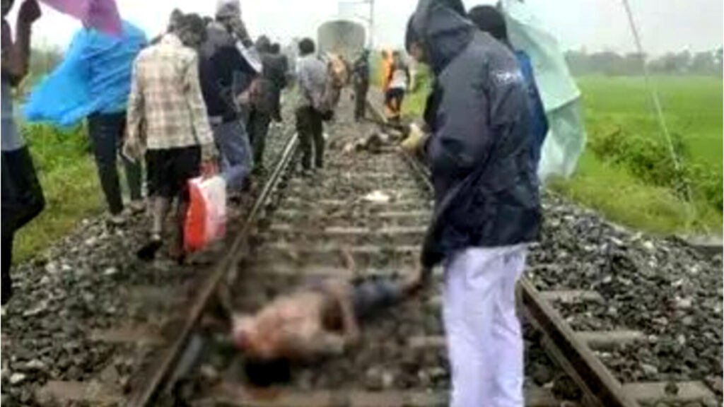 ఘోర ప్రమాదం.. రైలు ఢీకొని నలుగురు విద్యార్థులు మృతి..!