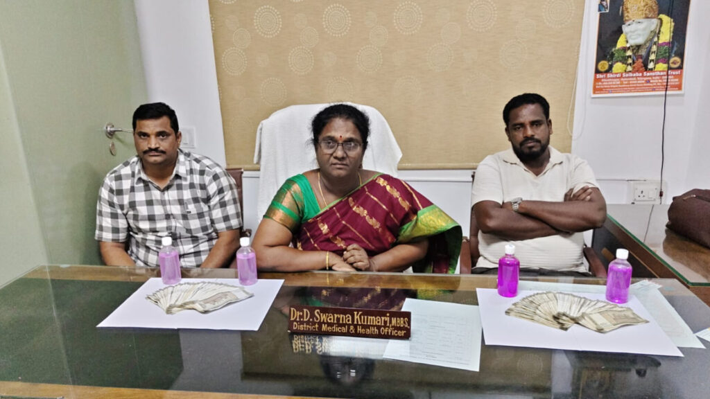 లక్ష రూపాయల లంచం తీసుకుంటూ.. ఏసీబీకి పట్టుపడ్డ రంగారెడ్డి జిల్లా డిఎంహెచ్ఓ..!