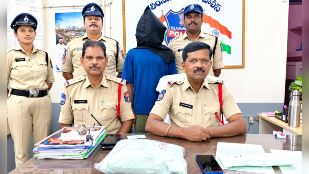 Karimnagar : 1.1 కిలోల గంజాయి పట్టివేత.. ఒకరి అరెస్ట్, మరొకరు పరారు..!