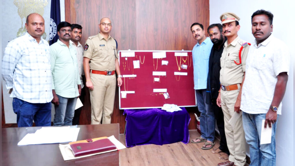 చిక్కిన ఘరానా దొంగలు.. భారీగా బంగారం స్వాధీనం..!