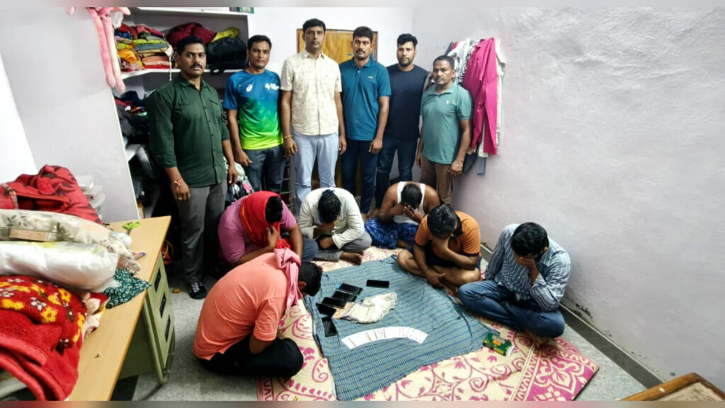 పేకాట స్థావరాలపై టాస్క్‌ఫోర్స్ దాడులు. ఆరుగురు అరెస్ట్‌..!