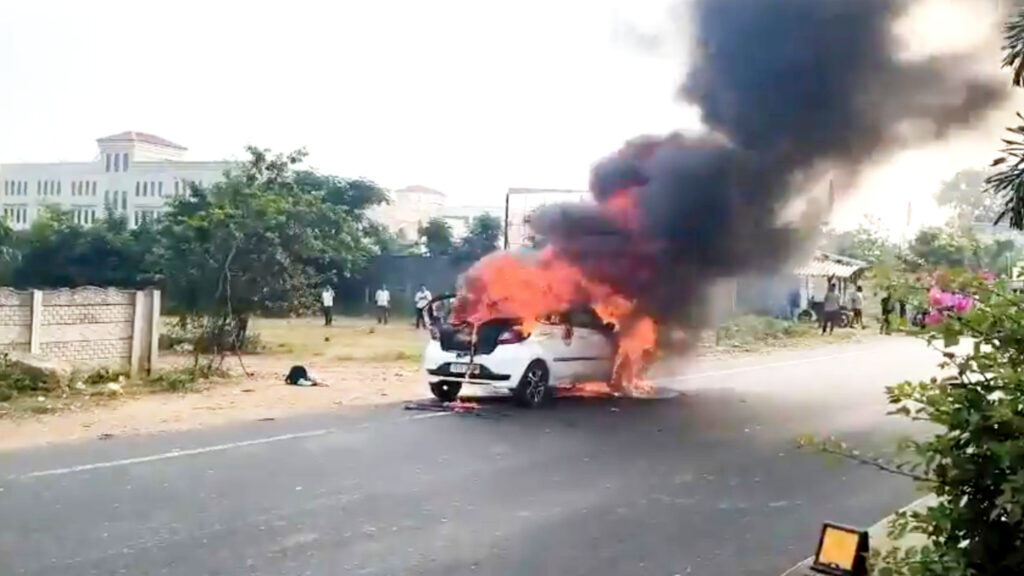 Breaking : రోడ్డుపై వెళ్తున్న కారులో మంటలు.. క్షణాల్లోనే పూర్తిగా దగ్ధం.!